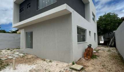 Casa solta em Vilas do Atlântico-  4 quartos