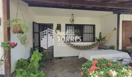 Casa duplex a venda de 2 suítes + dependência e 2 garagens em ITAPUÃ