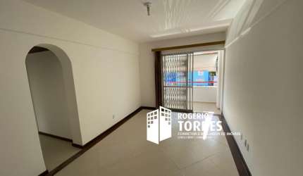Apartamento locação de 3/4 com varanda, 2 banheiros e 1 garagem no COSTA AZUL