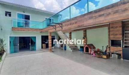 Sobrado de Alto Padrão na Vila Nivi  180 m²  4 Dormitórios sendo 1 suíte com closet e sacada e 1 dormitório no térreo Sala de estar / Sala de Jantar L