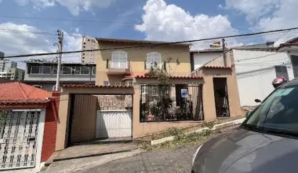 Sobrado à VENDA com 4 dormitórios e 3 vagas localizado no Mandaqui:  - 4 dormitórios sendo 1 suíte e 2 com varanda - 2 banheiros - Sala para 2 ambient
