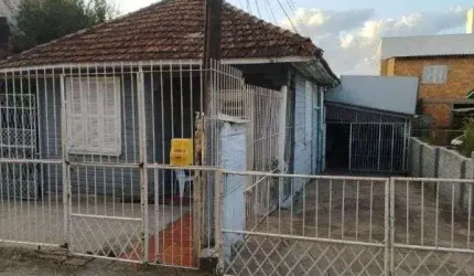 Ótima oportunidade de Investimento. Terreno com 3 casas com entradas independent