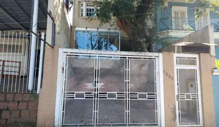 casa na CARLOS HUBER fre. praça e a pocos metros do COL. FARROUPILHA