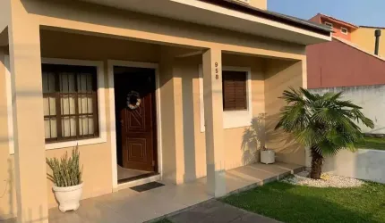 LINDA CASA DE ESQUINA COM 3 DORM. SUITE E PATIO COM PISCINA