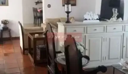 Casa térrea, muito bem localizada.