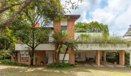 CASA EM CONDOMÍNIO FECHADO NO JARDIM CORDEIRO COM 4 DORMITÓRIOS, 4 SUÍTES e 5 VAGAS DE GARAGEM