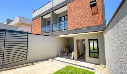 SOBRADO COM 101M², TERRAÇO E ESPAÇO DE TERRENO