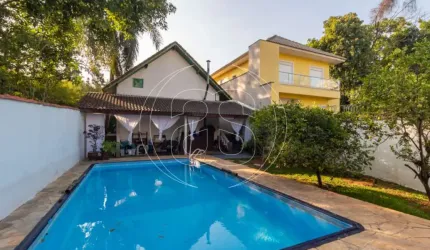 Sinta-se no interior nesta casa térrea com piscina na Chácara Monte Alegre