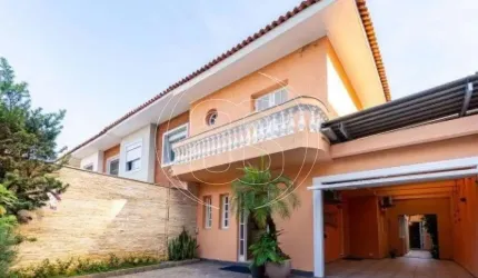Sobrado á venda com 4 vagas de garagem!!