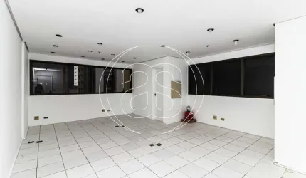 Conjunto comercial ao lado do Metrô Santa Cruz