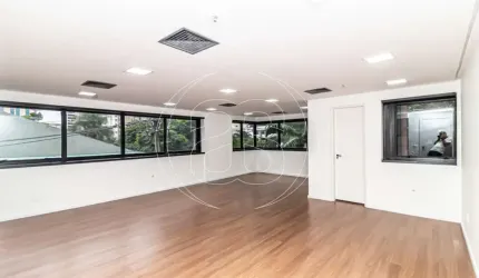 CONJUNTO COMERCIAL NA REGIÃO DE MOEMA
