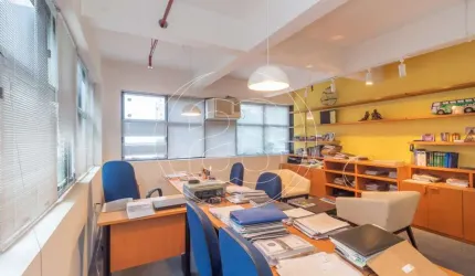 CONJUNTO COMERCIAL NA REGIÃO DE MOEMA