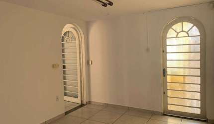 Casa térrea comercial na Av. Plínio de Castro Prado. Excelente ponto. 3 salas, 3 quartos, edícula, quintal, 3 vagas.