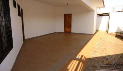 Casa comercial à venda.