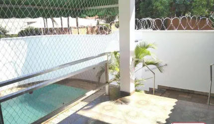 Imóvel super conservado - Imóvel comercial, contendo 4 dormitórios, sendo 2 suítes, 2 salas, 2 banheiros sociais,, cozinha planejada, despensa, varand
