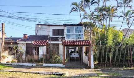 Casa com 6 quartos à venda na Rua Fábio de Barros, 388, Nonoai, Porto Alegre, 294 m2 por R$ 693.000