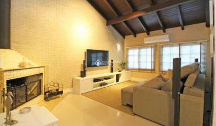 Casa com 3 quartos à venda na Rua Doutor Egydio Michaelsen, 240, Cavalhada, Porto Alegre, 245 m2 por R$ 980.000