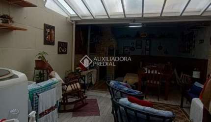 Casa com 3 quartos à venda na Rua Irmão Jaime Biazus, 83, Guarujá, Porto Alegre, 200 m2 por R$ 435.000