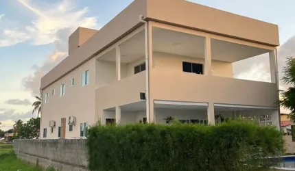 CASA NA PRAIA DE LECENA NO COMDOMIO AGUAS DE CAMAÇARI A POUCOS METROS DA PRAIA.