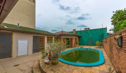 Casa com 6 quartos à venda na Rua Santa Flora, 882, Nonoai, Porto Alegre, 239 m2 por R$ 810.000