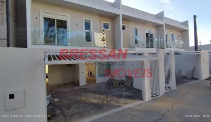 Sobrado com 121 MTS com suíte e sacada com persiana elétrica