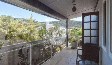 Casa com 4 dormitórios, piscina a 80m da praia à venda, terreno 360 m² por R$ 1.800.000 - Piratininga - Niterói/RJ