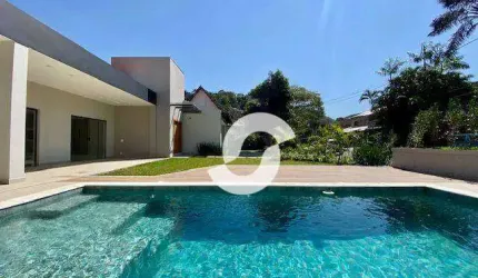 Casa linear, moderna e reformada em condomínio.