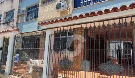 Excelente casa duplex localizada em uma rua residencial e tranquila de Icaraí. Essa residência solar possui 5 amplos quartos, 2 salas grandes, cozinha