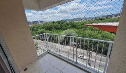 Condomínio com piscina, academia, churrasqueira, salão de festas, portaria 24h e segurança, campo de futebol sintético, quadra poliesportiva