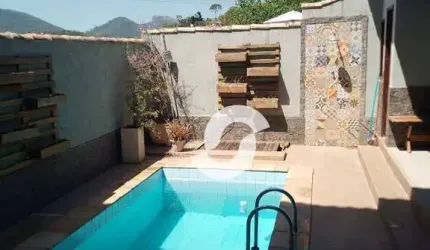 Casa com piscina e placas solares em Pendotiba