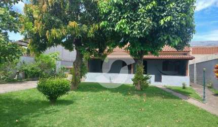 Ótima casa com lindo quintal !!