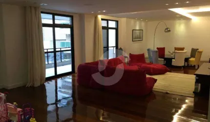 Icaraí , juntinho ao Campo de São Bento.  Amplo apartamento, aproximadamente 300 m², com salão, varandão, 4 quartos, sendo 2sts e uma delas com closet