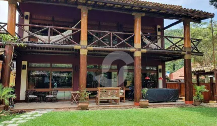 Casa com padrão boutique em Itacoatiara - 4 qtos a 400m da Praia de Itacoatiara