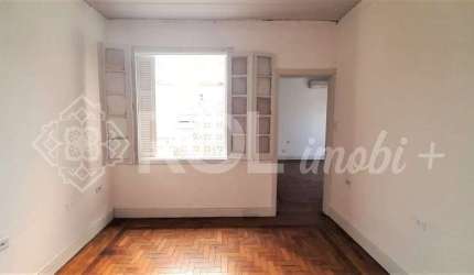Casa próximo aos comércios de Bom retiro, 2 dormitórios, sem vaga