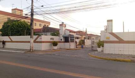Casa em condomínio fechado no Geisel.