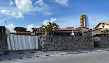 Casa com 05 quartos sendo 04 suítes