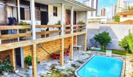 Casa de primeiro andar com 05 suítes e 05 vagas de garagem.