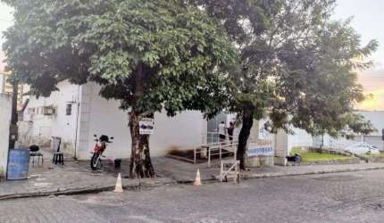 Casa com várias salas comerciais.