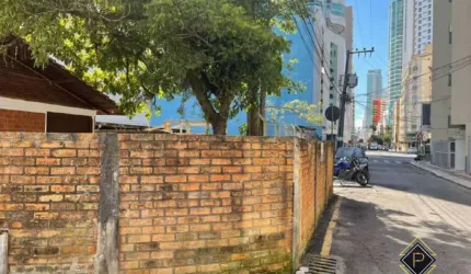 Terreno com Casa a Venda em Balneario Camboriu