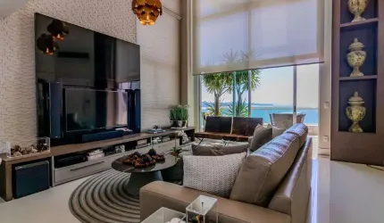 Apartamento frente mar com 04 suítes à venda em Balneário Camboriú.