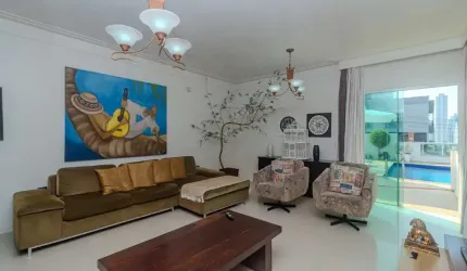Casa com 03 dormitórios à venda no bairro Ariribá em Balneário Camboriú.
