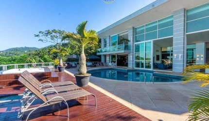 Casa à venda na Praia do Estaleiro - Condomínio Costa Azul