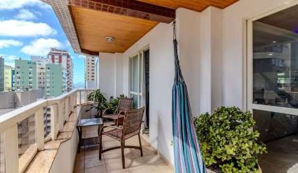Apartamento a poucos passos da praia à venda no Ed. Dom Mauricio em Balneário Camboriú