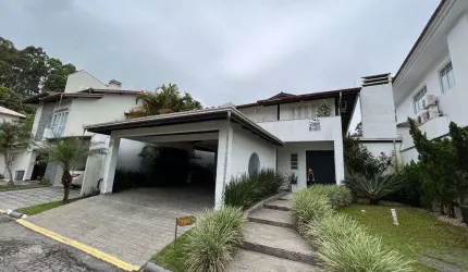Casa à venda no Cond. Ariribá em Balneário Camboriú