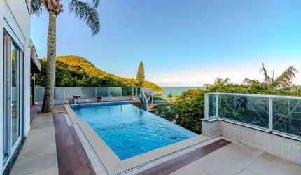 Casa triplex à venda na praia do Estaleiro