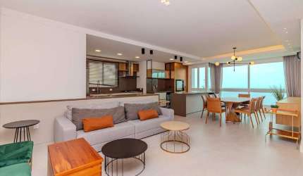 Apartamento com vista mar à venda no Ed. Camboas em Balneário Camboriú