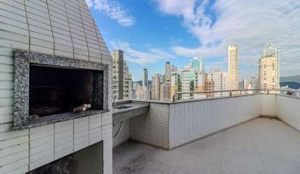 Cobertura duplex com vista mar à venda no centro de Balneário Camboriú