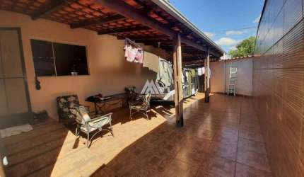 Vendo casa em Itatiaiuçu com 03 quartos excelente localização.