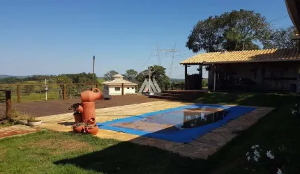 Vendo chácara em Itatiaiuçu de 2700m² com 03 quartos e piscina excelente localização.
