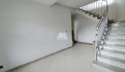 Alugo casa em Itaúna com estrutura para cinco andares em ótima localização!